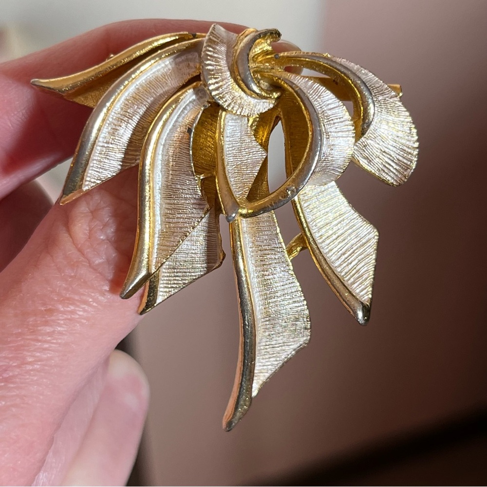 Vintage 1940 50 Retro Heavy Gold mobwife feminine Bow Brooch